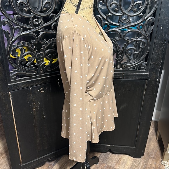 Susan Graver Liquid Knit Faux Wrap Tan w/ White Polka Dot Shirt / Top / Blouse. - Picture 5 of 9